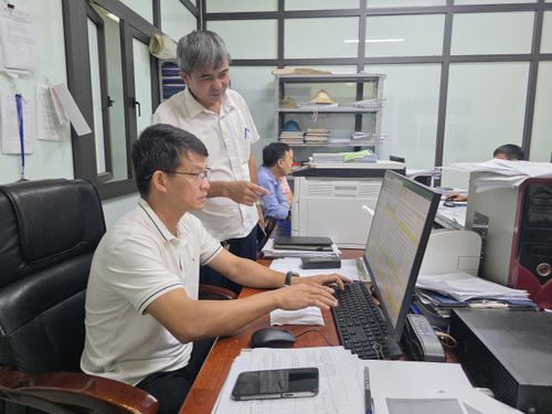 Xã Hòa Phú điều động, tăng cường nhiều cán bộ hỗ trợ các tổ công tác làm sạch dữ liệu đất đai. Ảnh: Kim Nhuệ 