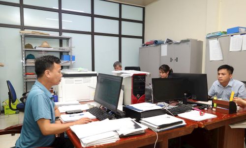 Nhiều thành viên tổ công tác làm sạch dữ liệu đất đai ở xã Hòa Phú làm việc xuyên giờ hành chính, ngày nghỉ. Ảnh: Kim Nhuệ