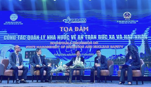 Cục trưởng Cục An toàn bức xạ và hạt nhân Nguyễn Hoàng Linh (ngồi giữa) tại buổi tọa đàm công tác quản lý nhà nước về an toàn bức xạ và hạt nhân, ngày 30-7-2026. Ảnh: PV