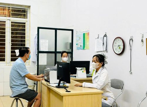 Tổng đài “Kim Liên khỏe” cung cấp thông tin, hướng dẫn chăm sóc sức khỏe ban đầu tại cộng đồng; giải đáp các thắc mắc về khám chữa bệnh bảo hiểm y tế... Ảnh: Nguyên Bảo