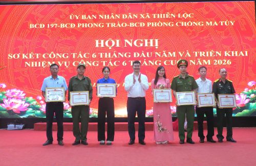 Phó Chủ tịch UBND xã Nguyễn Hùng Dũng trao khen thưởng cho các tập thể. Ảnh: PV