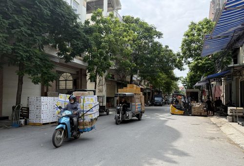 La Phù có làng nghề rất phát triển, người dân rất cần vốn để mở rộng sản xuất, kinh doanh, nhưng 27 năm qua, 106 hộ dân không thể dùng tài sản nhà, đất của mình để thế chấp vay vốn ngân hàng do chưa được cấp "sổ đỏ". Ảnh: PV