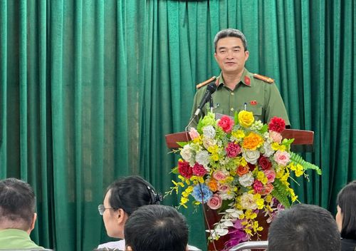 Trung tá Vũ Văn Hải, Phó Trưởng Công an phường Văn Miếu - Quốc Tử Giám chia sẻ thông tin tại hội nghị. Ảnh: Quyên An