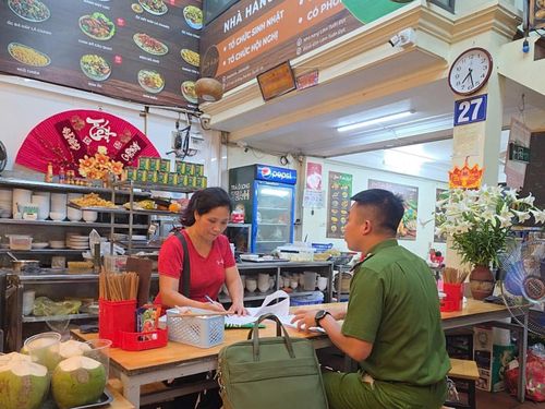 Người dân phường Tây Hồ đồng thuận giữ trật tự đô thị cùng cơ quan chức năng. Ảnh: Đức Tuấn