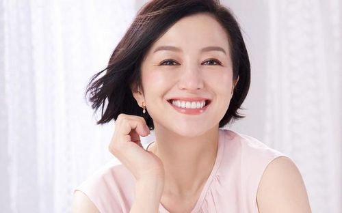 Thị lực suy giảm là một trong những thay đổi thường gặp khi bước vào tuổi trung niên. Ảnh minh họa AI