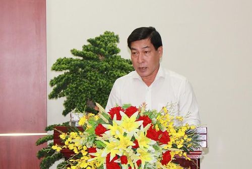 Giám đốc Sở Y tế tỉnh Cà Mau Nguyễn Chí Thanh báo cáo đoàn công tác Bộ Y tế. Ảnh: Mimosa.