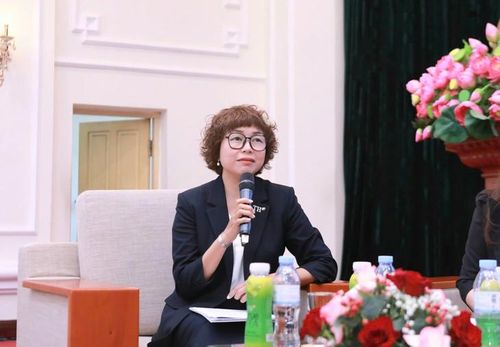 Bà Nguyễn Quỳnh Vân, Phó Viện trưởng Viện Dinh dưỡng TH chia sẻ tại tọa đàm.