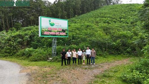 Ông Nguyễn Hoàng Trung, Bí thư Đảng ủy, Chủ tịch HĐND xã Long Cốc cùng ê-kíp quay các video quảng bá du lịch địa phương. Ảnh: Amazing Long Cốc