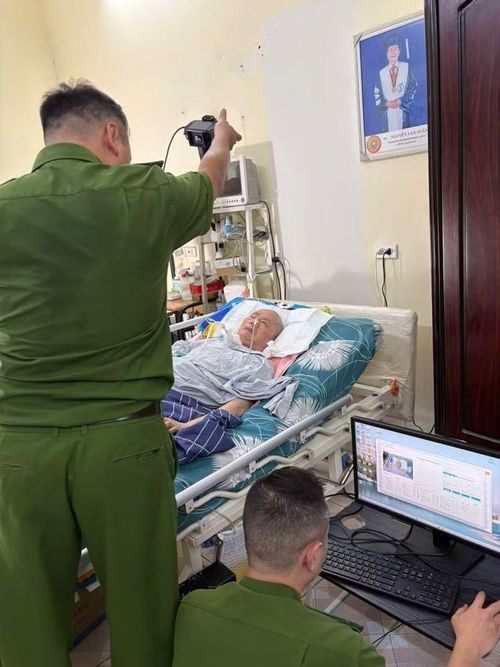 Lưng áo đẫm mồ hôi...