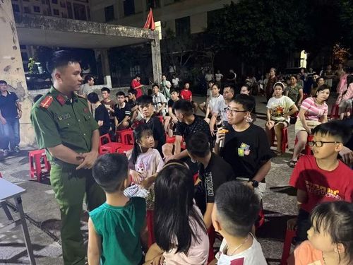 Cán bộ Đội Chữa cháy và CNCH khu vực số 3 tuyên truyền trải nghiệm an toàn PCCC cho cư dân