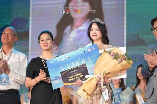 Á khôi 1 Lê Hoàng Linh nhận giải thưởng cho quá trình nỗ lực của mình