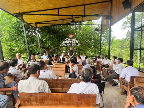 Mô hình “Cà phê Mặt trận – Lắng nghe dân nói” nhằm tạo phương thức mới để lãnh đạo địa phương gần dân, hiểu dân hơn. Ảnh: Quốc Lành.