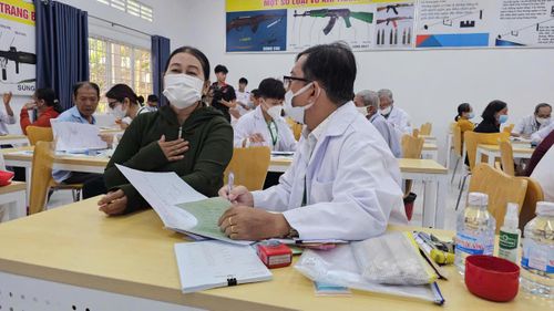 Người dân được bác sĩ tư vấn, khám sàng lọc sức khỏe trong chương trình khám miễn phí. (Ảnh: Trung Ngãi).