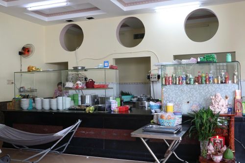 Không gian rộng rãi, thoáng mát trong quán Phở Hội.