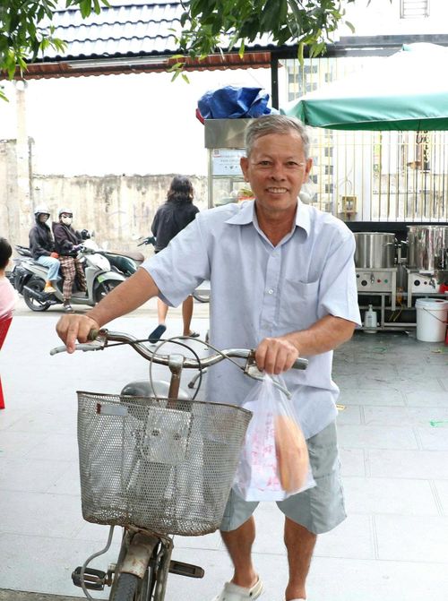  Ông Liêm phải mua bánh mì về ăn khi đã bán hết hủ tiếu cho khách. 