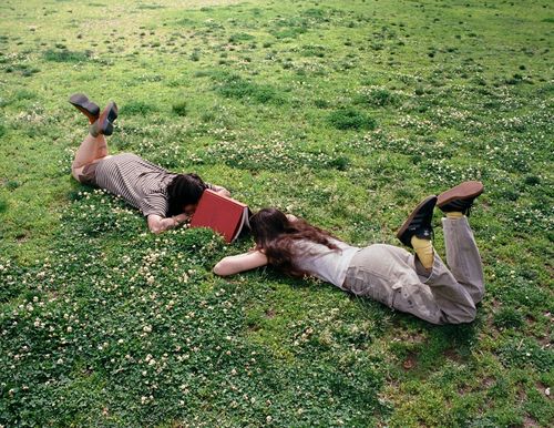 Gen Z đang có cách nhìn nhận mới về hoạt động đọc sách so với quan niệm thường thấy của các thế hệ trước. Ảnh: New York Times.