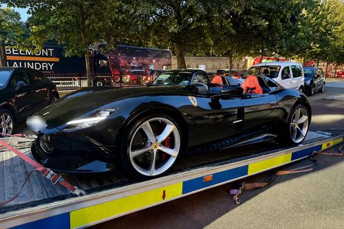  Nổi bật nhất là siêu xe Ferrari Monza SP2 với giá trị lên đến hơn 5 triệu USD. Theo cảnh sát, chiếc xe chỉ mới có mặt tại Anh được 1 ngày trước khi bị dừng kiểm tra. 