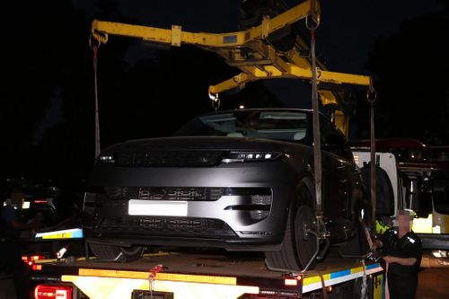  Land Rover Range Rover Sport là mẫu SUV mang phong cách thể thao, thuộc cùng phân khúc với Mercedes-Benz GLE hay BMW X5. Tại Anh, xe có giá khởi điểm từ 105.000 USD. 