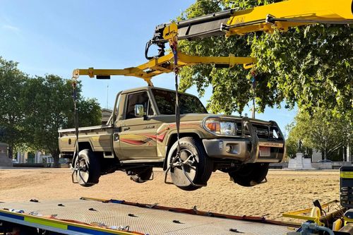  Toyota Land Cruiser 70 Series là một trong những dòng xe lâu đời và vẫn còn sản xuất cho đến ngày nay. Rất có thể chiếc bán tải này đã được vận chuyển từ Trung Đông. 