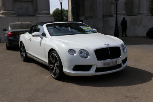  Bentley Continental GTC thế hệ thứ hai được trang bị tùy chọn động cơ V8 twin-turbo 4.0L hoặc động cơ W12 twin-turbo 6.0L. Hiện tại, mức giá bán lại của mẫu xe grand tourer mui trần này chỉ khoảng 73.000 USD. 