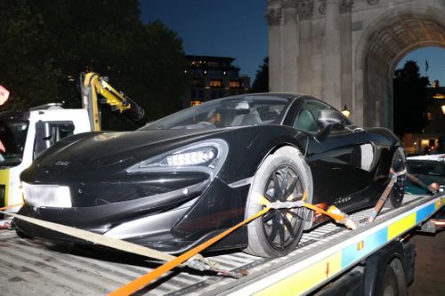  McLaren 600LT là bản nâng cấp của dòng xe thể thao 570S. Xe được bổ sung gói khí động học "đuôi dài" với cánh gió cỡ lớn, nhiều chi tiết bằng sợi carbon và động cơ được nâng công suất lên 600 mã lực và có giá hiện tại khoảng 189.000 USD. 