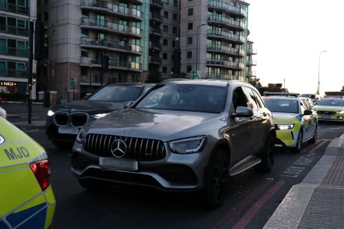  Tương tự BMW X3 M, Mercedes-AMG GLC 63 cũng là một mẫu SUV cỡ nhỏ hiệu năng cao. Hiện tại, xe được rao bán tại các đại lý khoảng 48.000 USD. 