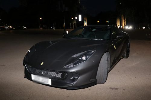  Ferrari 812 Superfast từng là mẫu xe đầu bảng, thay thế cho F12berlinetta. Với động cơ V12 hút khí tự nhiên 6.5L, siêu xe này có công suất tối đa 800 mã lực. Mức giá bán lại của 812 Superfast là hơn 350.000 USD. 