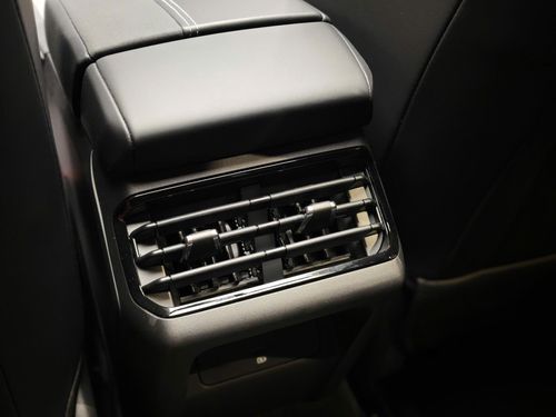  Xe được trang bị điều hòa tự động 2 vùng độc lập, có cửa gió điều hòa hàng ghế sau. Chức năng thông gió cabin thông minh, cho phép hẹn giờ và duy trì sau khi tắt xe là tiêu chuẩn trên Lynk & Co 03. 