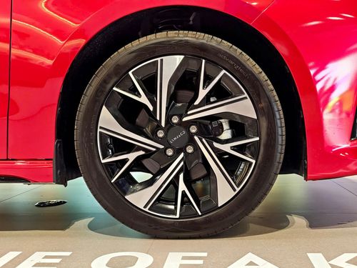  Mâm xe đa chấu đường kính 18 inch, đi kèm bộ lốp thông số 225/45. 