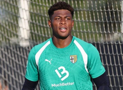  Zion Suzuki, thủ môn của tuyển Nhật Bản sẽ chuyển sang khoác áo PSG từ mùa giải 2026/27 và mang về cho Parma 35 triệu euro phí chuyển nhượng. 