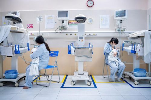  Với trẻ đủ tháng, khỏe mạnh, những giọt sữa đầu tiên vẫn cung cấp dinh dưỡng và các thành phần bảo vệ quan trọng. Ảnh: Trần Hiền. 