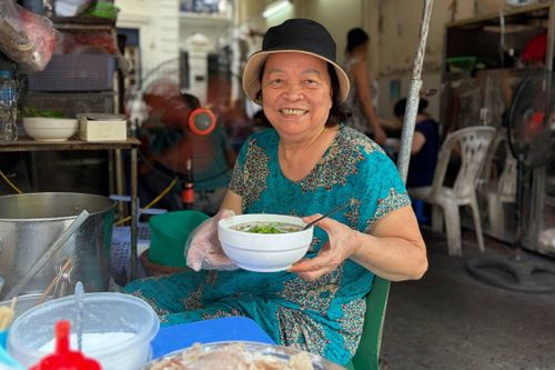 Bà Phượng giữ nguyên giá tô phở 25.000 đồng nhiều năm nay để người lao động, khó khăn dễ tiếp cận.