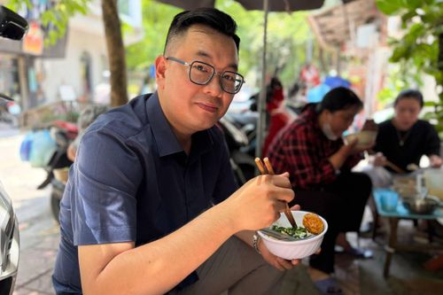 Lần đầu đến thử, anh Hưng ấn tượng với phần cơm đầy đặn, dễ ăn của bà Hương.