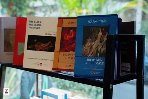  Không chỉ giới thiệu sách ngoại văn, The Bookworm những năm gần đây còn quảng bá văn chương Việt Nam ra bạn bè thế giới bằng các dự án dịch văn học Việt ra tiếng Anh. Ảnh: Trần Hiền.