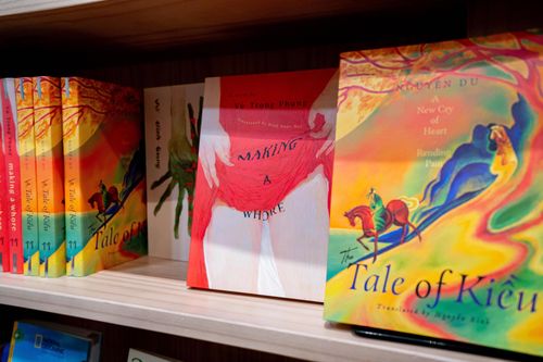  Tác phẩm văn học Việt Nam dịch ra tiếng Anh, được bày bán ở Hiệu sách InBook. Ảnh: Trần Hiền.