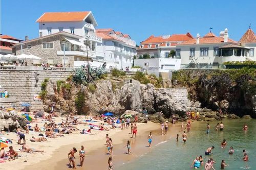 Cascais vì thế có một mối liên hệ đặc biệt với Ronaldo khi vừa là nơi gia đình anh sở hữu một căn nhà quy mô lớn, vừa là địa điểm được lựa chọn cho ngày trọng đại. Thị trấn này cũng phù hợp với cách cặp đôi tổ chức lễ cưới. Thay vì một sự kiện lớn trước công chúng, Ronaldo và Georgina chọn một buổi lễ riêng tư, với những người quan trọng nhất trong gia đình. Ảnh: Shutterstock.