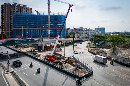  Đơn vị thi công đã đóng cọc thử để kiểm tra điều kiện địa chất và phương án xử lý nền phục vụ các hạng mục hạ tầng, trong đó có hệ thống chống ngập. Sau khi hoàn tất quá trình thử nghiệm, cọc thử được rút lên để thay thế bằng hệ thống cọc theo thiết kế. Công tác này được triển khai từng đoạn, song song việc đào đất và thi công hạng mục ngầm của hầm chui. 