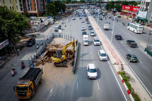  Khu vực dưới chân cầu Vĩnh Tuy, hướng từ đường Đàm Quang Trung lên cầu, đơn vị thi công dựng rào chắn để đào và lắp đặt cống ngầm, khiến mặt đường bị thu hẹp. Các phương tiện phải di chuyển qua phần đường còn lại để lên cầu. 