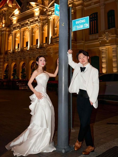 Kota và Hằng hẹn hò sau một tháng gặp gỡ.