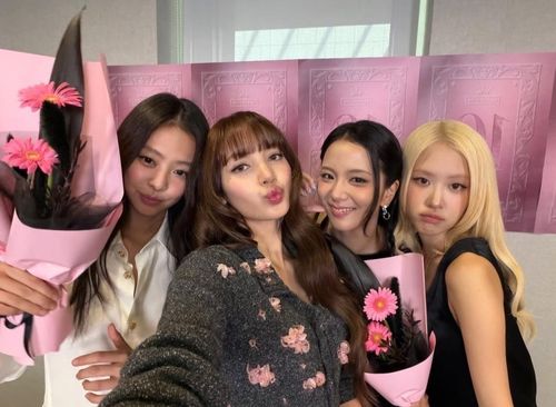  4 thành viên BlackPink trong hoạt động kỷ niệm 10 năm ra mắt. Ảnh: Fastpapermag. 