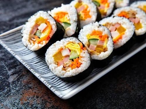 Cơm cuộn lá kim là món ăn quen thuộc trong ẩm thực Hàn Quốc, với nhiều biến thể về nguyên liệu và cách chế biến. Ảnh: SeriousEat.