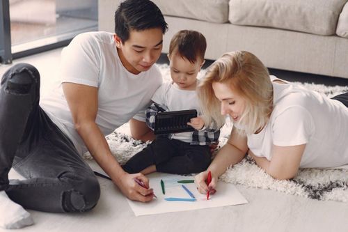  Tương tác giữa cha mẹ và con cái giúp trẻ hình thành nhiều kỹ năng xã hội. Ảnh: Pexels.