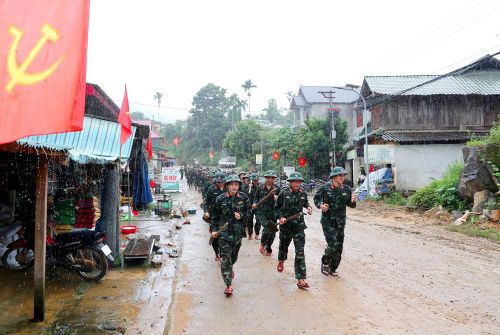 Cơn mưa không làm giảm khí thế thi công, trái lại càng tiếp thêm quyết tâm cho cán bộ, chiến sĩ, kỹ sư và công nhân, chung sức đẩy nhanh tiến độ xây dựng Trường nội trú liên cấp Tiểu học và THCS Bát Mọt