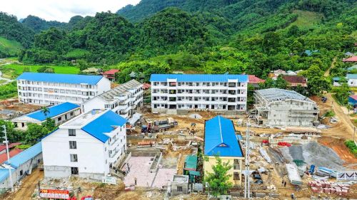 Trường nội trú liên cấp Tiểu học và THCS Bát Mọt được xây dựng trên diện tích gần 1,8ha, với tổng mức đầu tư 170 tỉ đồng. Công trình được đầu tư đồng bộ, đáp ứng nhu cầu học tập, ăn ở và sinh hoạt của học sinh vùng biên giới, góp phần tạo dựng môi trường giáo dục khang trang, an toàn và thuận lợi hơn cho các em