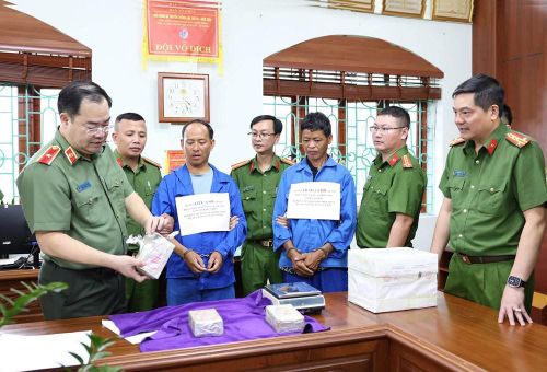 Thiếu tướng Bùi Quyết Toán, Giám đốc Công an tỉnh, cùng lực lượng chức năng kiểm tra đối tượng, tang vật thu giữ trong Chuyên án. Ảnh: Công an tỉnh Lai Châu