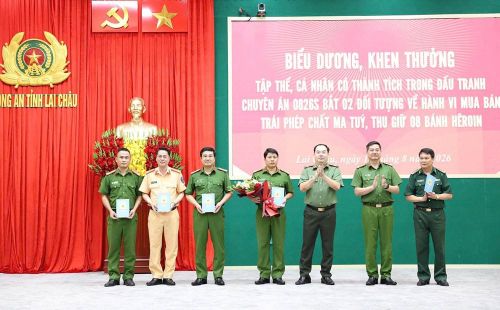 Thiếu tướng Bùi Quyết Toán, Giám đốc Công an tỉnh, tặng hoa chúc mừng các lực lượng tham gia đấu tranh, phá án. Ảnh: Công an tỉnh Lai Châu