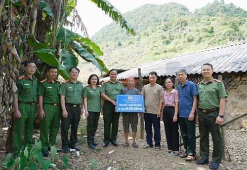 Đoàn công tác đã trao 80 triệu đồng hỗ trợ xây dựng nhà ở cho gia đình bà Nông Thị Lỳ. Ảnh: Công an tỉnh Cao Bằng