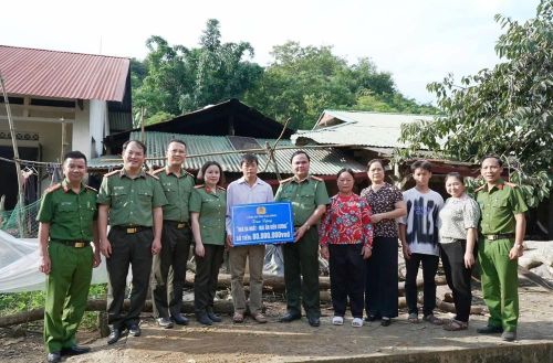Đoàn công tác trao 80 triệu đồng hỗ trợ xây dựng nhà ở cho gia đình ông Chảo Sành Phin. Ảnh: Công an tỉnh Cao Bằng