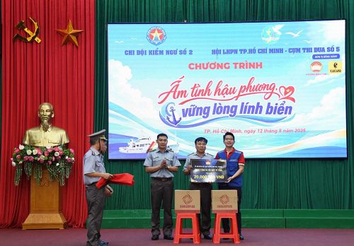 Trao tặng máy tính cho Chi đội Kiểm ngư số 2