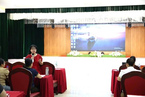 Các học viên được phổ biến kiến thức về hoạt động thư viện và chuyển đổi số